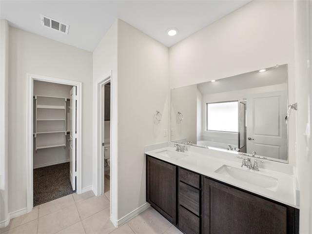 Building Photo - 10505 Breezeway Dr