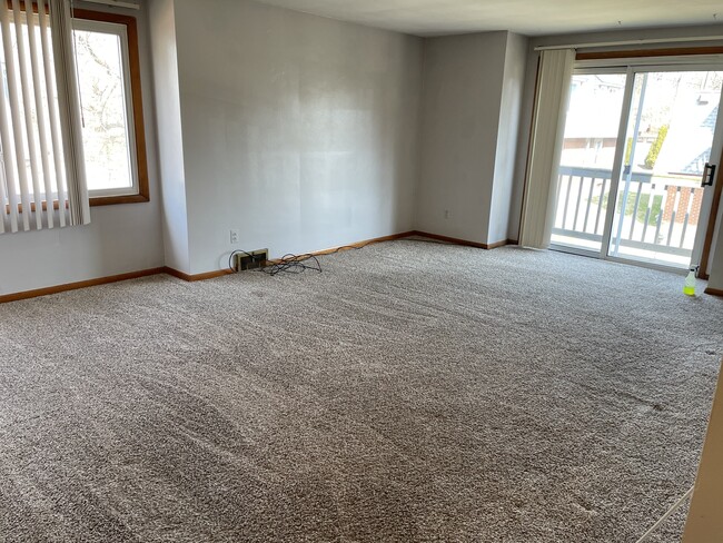 living room w/balcony - 306 Maxwell St