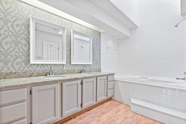 Building Photo - 3122 Camelot Dr