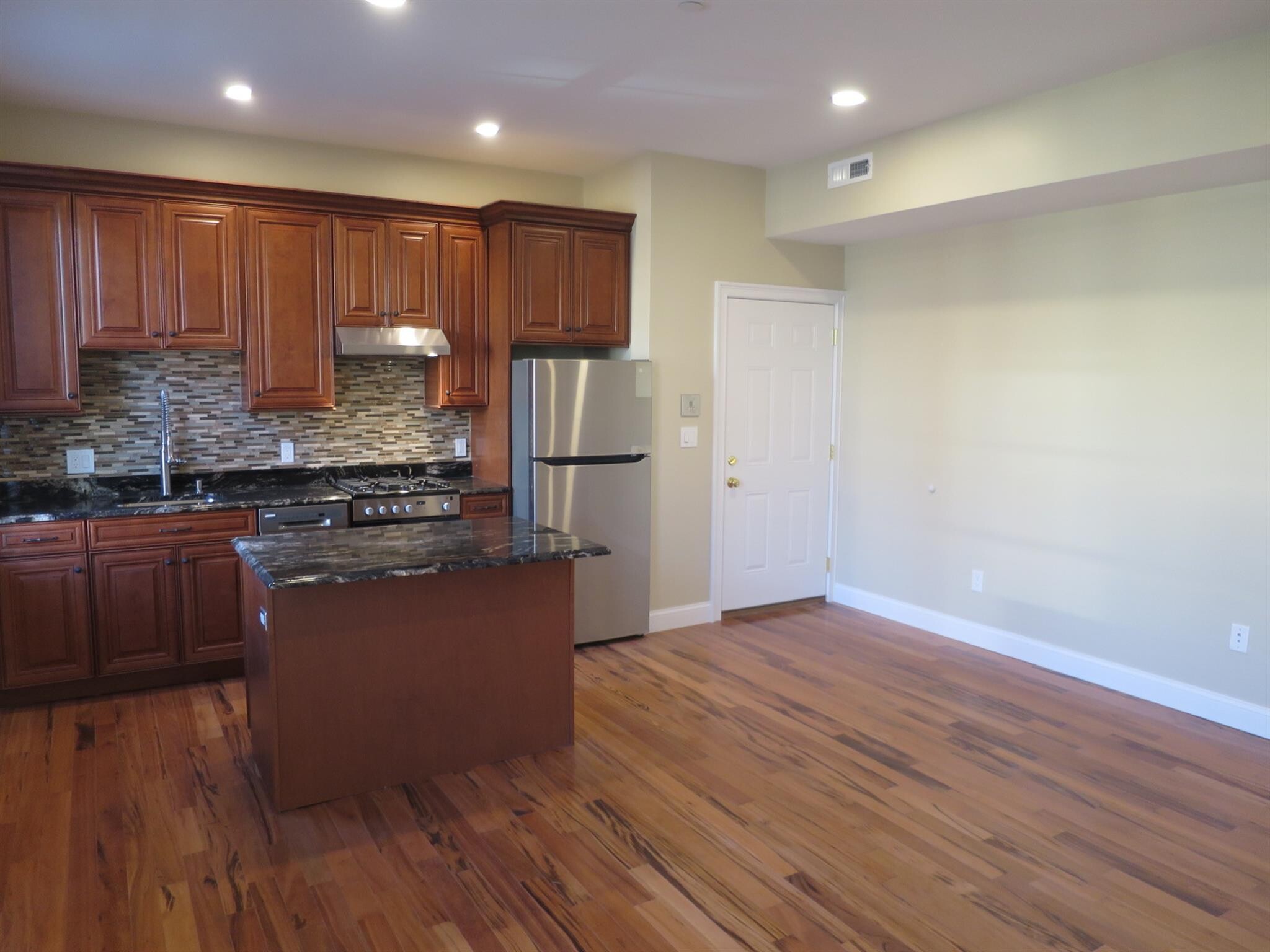 Building Photo - 136 Inman St