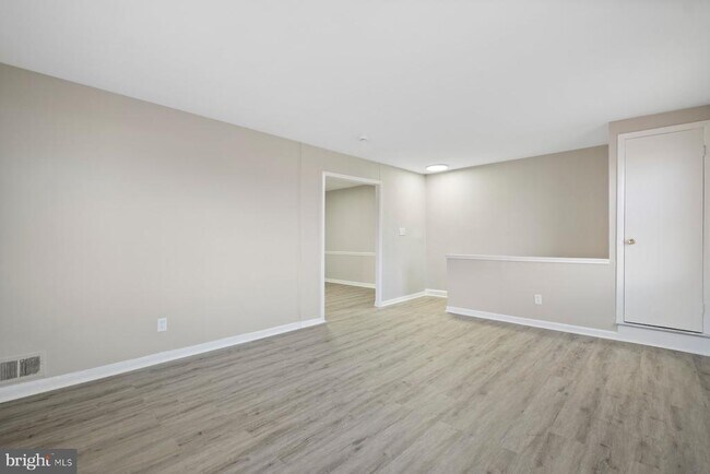 Building Photo - 883 Bellevue St SE