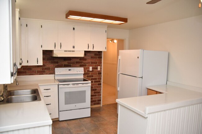 Building Photo - 3 Bedroom 1 Bath University Place Rambler on Quiet Cul De Sac