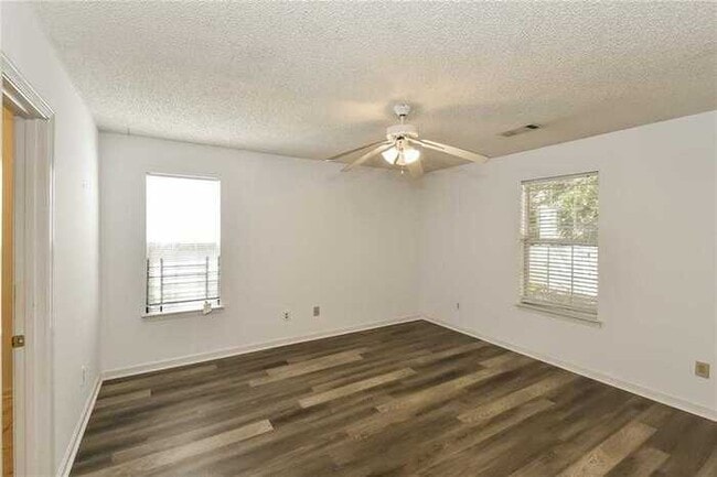 Building Photo - Fantastic 3bd/2ba home! Let yourself in!