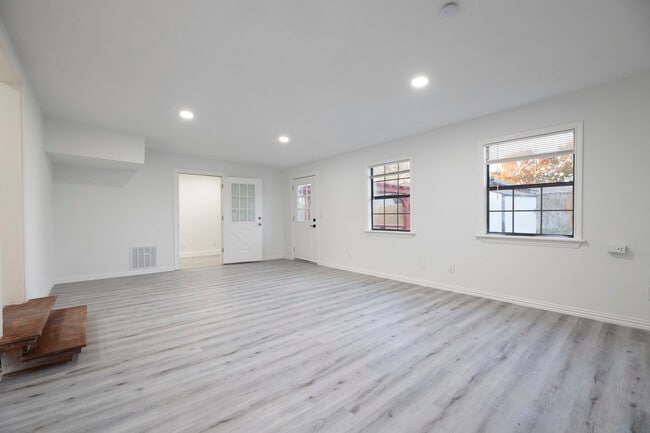 Building Photo - 636 Southeast Terrace