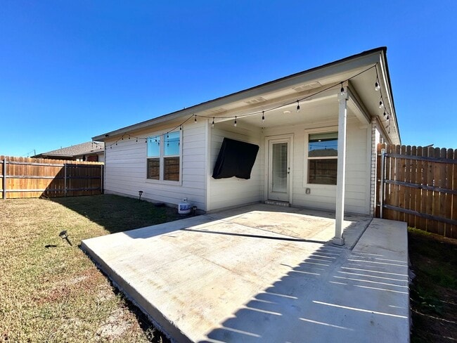Building Photo - Move-In Ready Home with Open Layout & Outdoor Entertaining Space