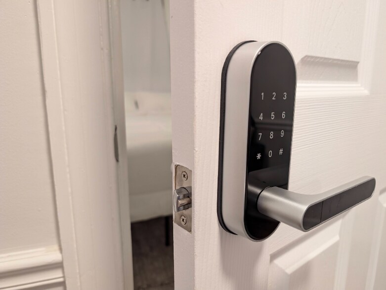 Building Photo - 4523 W Montague Ave