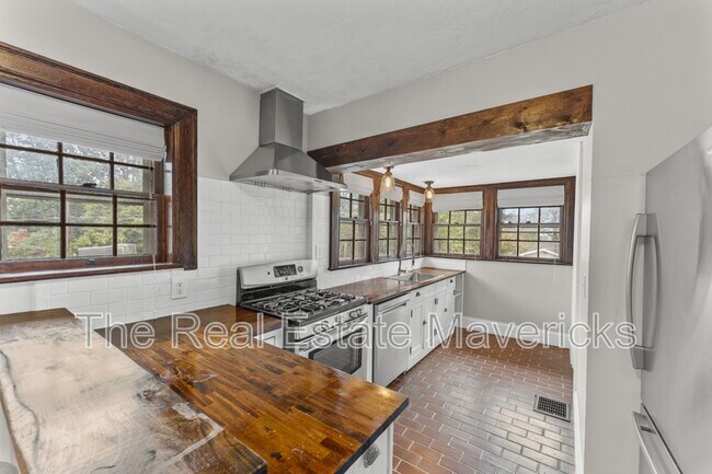 Building Photo - 3320 Montview Dr