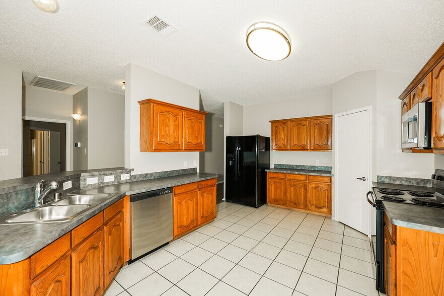 Building Photo - 829 Clear Creek Dr