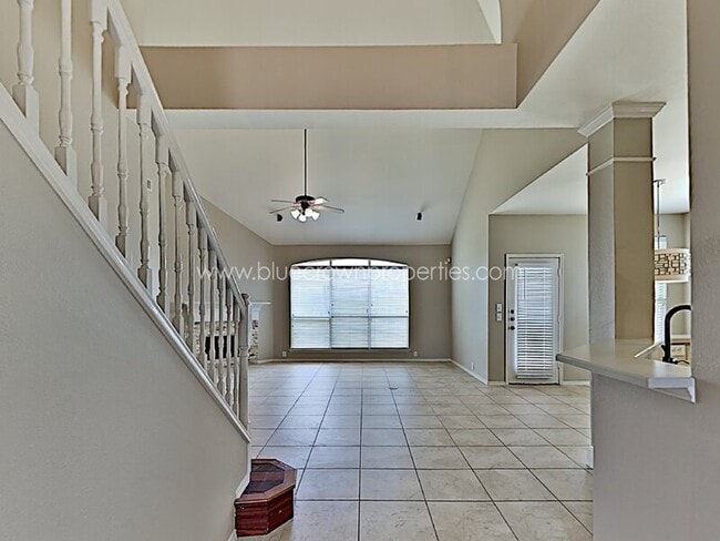 Building Photo - 2440 Kingsley Dr