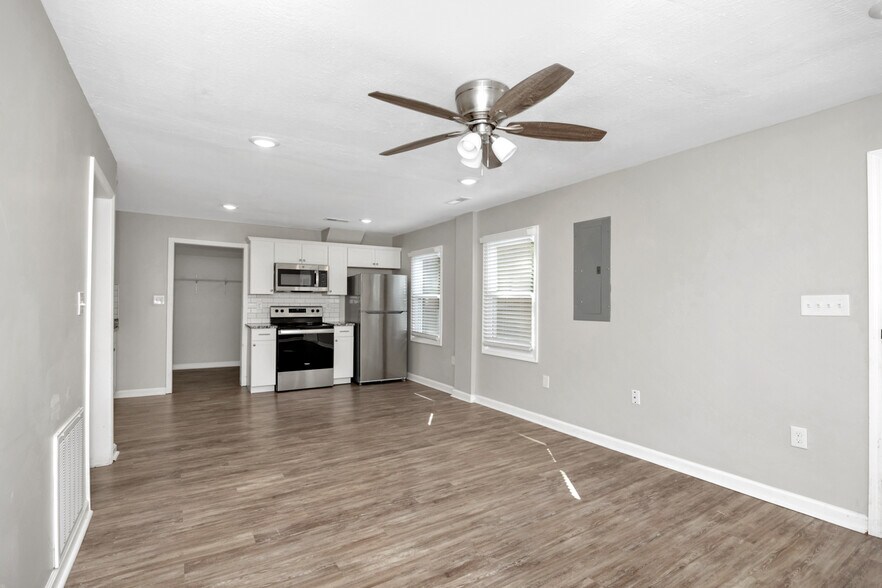 Building Photo - 907 Fairway Dr NW