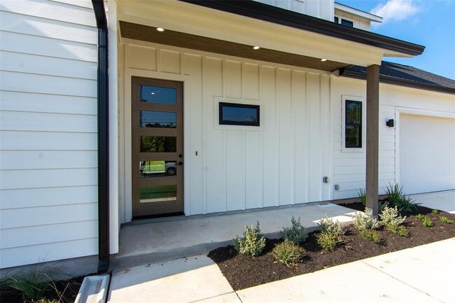 Building Photo - 2804 Lawrence Dr