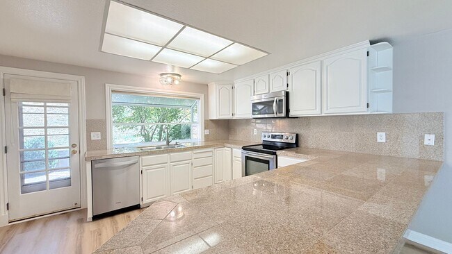 Building Photo - 750 N Paradise Valley Ct