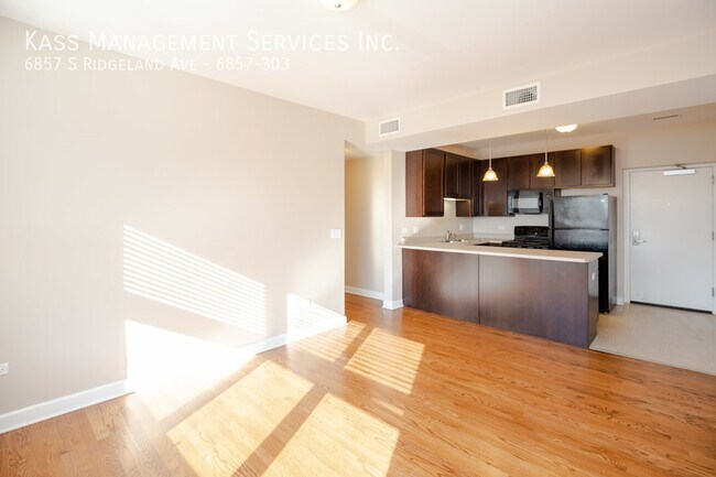 Building Photo - 6857 S Ridgeland Ave