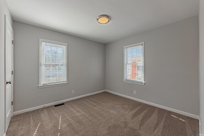 Building Photo - 2216 E Walnut St