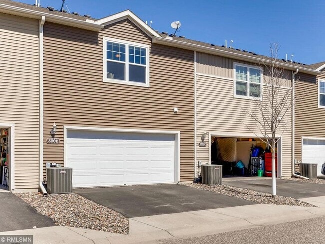 Building Photo - Beautiful 3 Bed/2.5 Bath Townhome in Woodbury- Community Pool! Available Now!