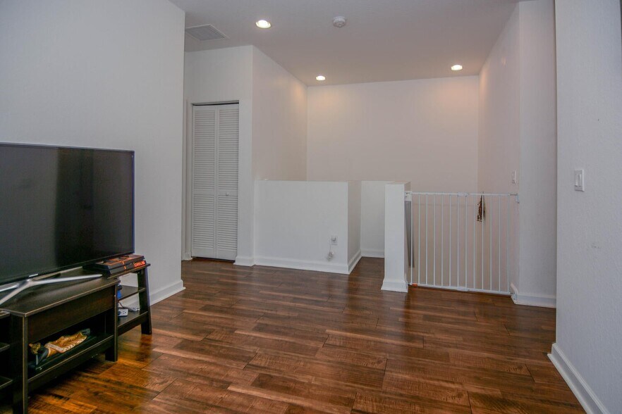 Building Photo - 10373 Wellington Parc Dr