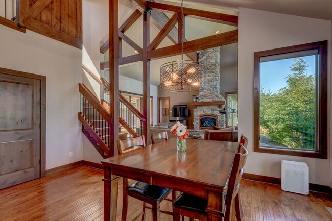 Building Photo - Gorgeous Furnished Home with Mountain Views!