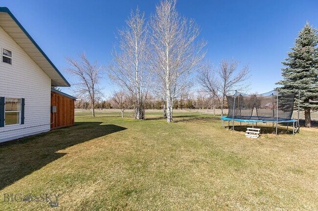 Building Photo - Incredible 5Bed, 2.5Bath home on 4 Acres with an ADU in Manhattan School District. Livestock allo...
