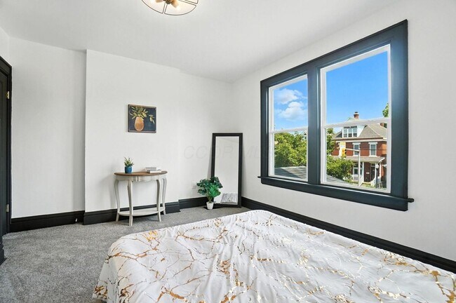 Building Photo - 887-889-889 E Livingston Ave