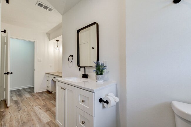 Building Photo - 1703 N Roberson St