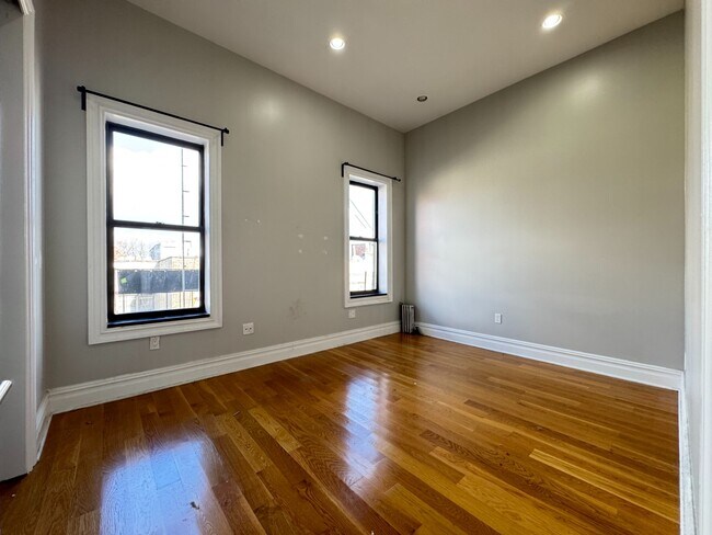 Building Photo - 323 Lincoln Pl