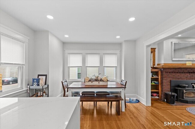 Building Photo - 653 Forest Rd