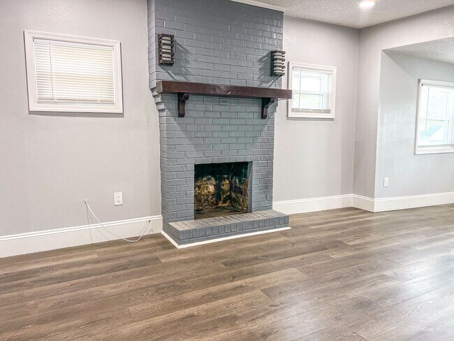 Building Photo - Charming Home in the Heart of Downtown Kis...