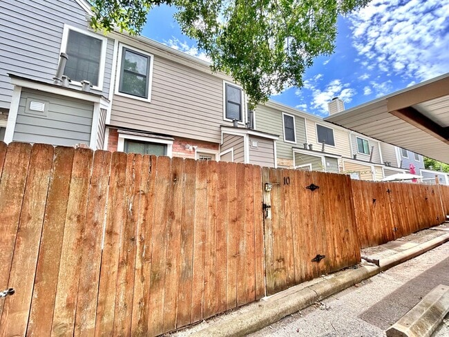 Building Photo - Lovely Rental with 2 Beds, 2.5 Baths & Spa...