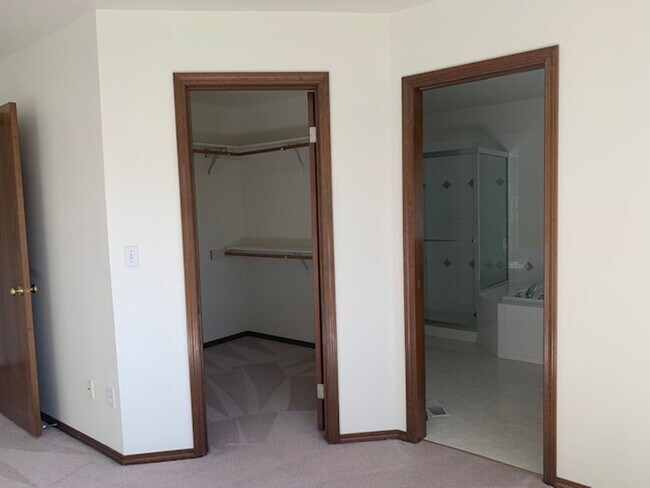 Building Photo - Lovely 3 Bedroom/2.5 Bath, Great Edmonds N...