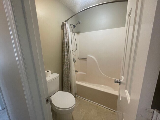 Building Photo - Spacious 2 Bed, 2 Bath Townhouse in Prime Hickory Location – 1,322 Sq. Ft.