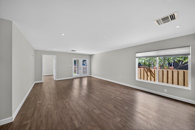 Building Photo - 410 NE 34th St