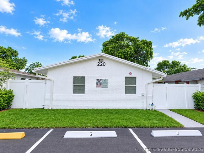 Building Photo - 220 NW 12th Ct