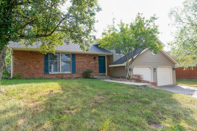 Building Photo - Fantastic Location! Close to MKT & Twin Lakes! 3BR/2.5BA/2000sqft., 2-Car Garage, Large Fenced Ya...