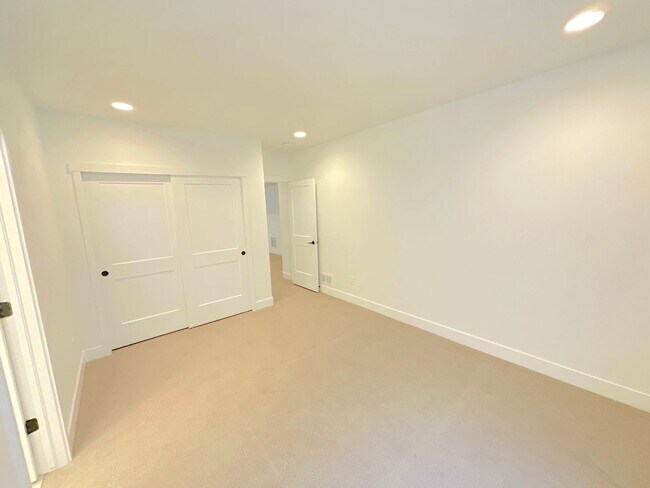 Building Photo - 5 Bedroom Home Available Near Baptist Rd &...
