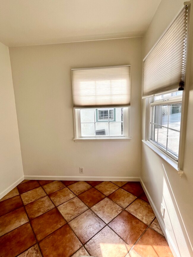 Small area in the kitchen for a table - 2938 Rowena Ave