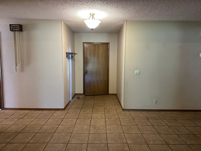 Building Photo - Large single story 4 bedroom