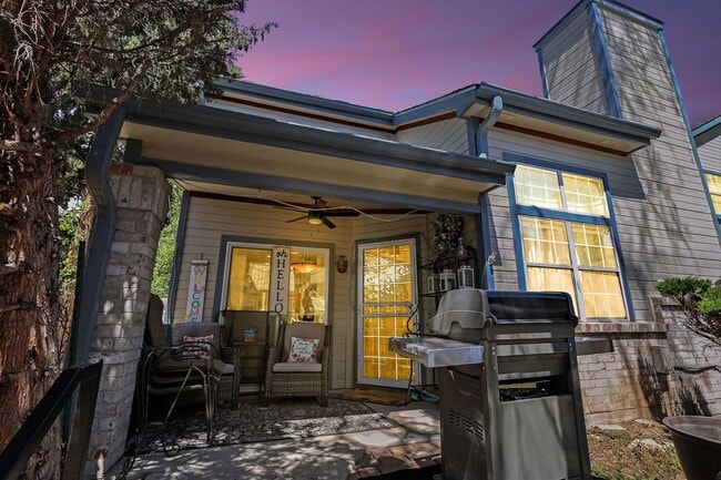 Building Photo - Updated 2 bed 2.5 bath End Unit Townhome in Lochmoor!