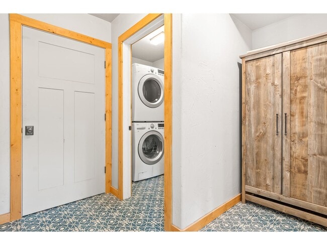 Building Photo - Beautiful Home on 10 Actre