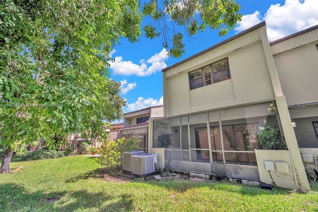 Building Photo - 3825 Estepona Ave