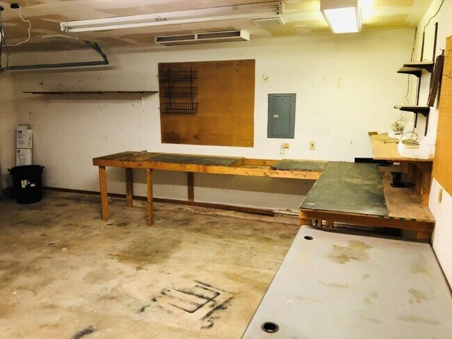 Building Photo - 3 bed , 2 full bath, 2 story , Newly updat...