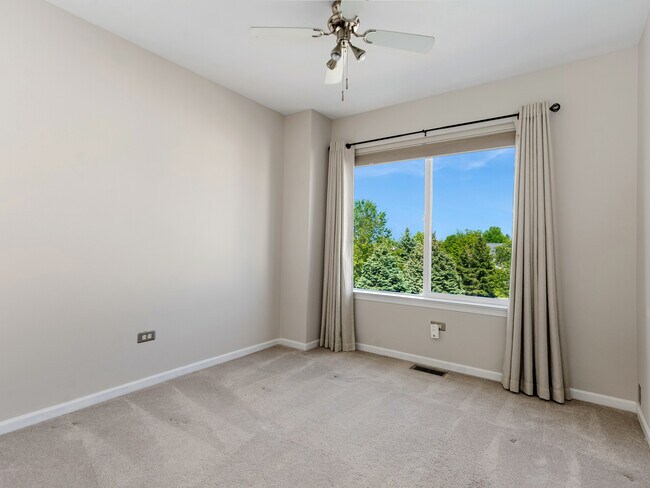 Building Photo - 2745 Canyon Dr