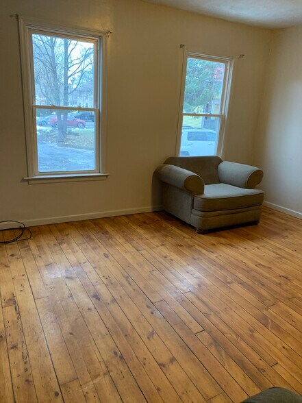 Building Photo - 42 1/2 Alexander St