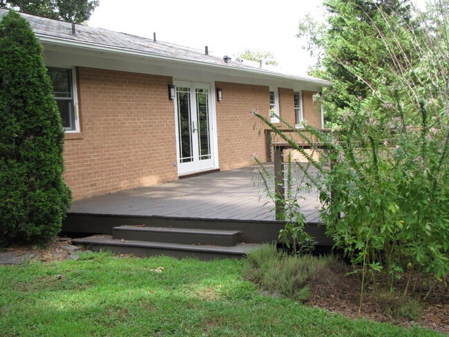 Building Photo - 501 Parkview Dr