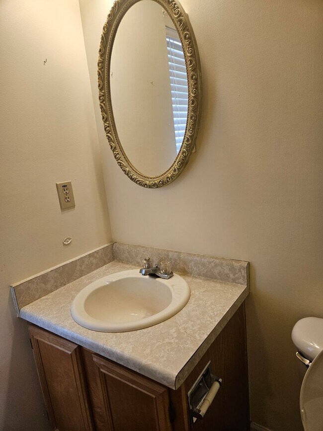 Building Photo - Spacious 3 Bedroom 2.5 Bath Home
