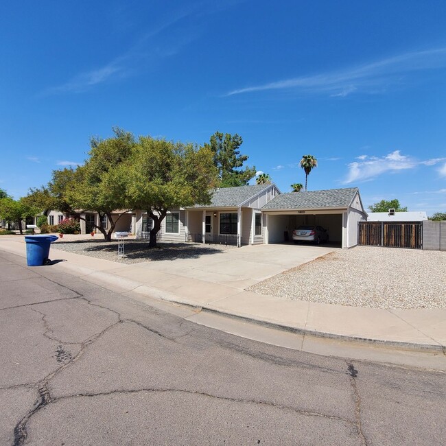 Building Photo - 3 BEDROOM CORNER LOT HOME IN CHANDLER W HU...