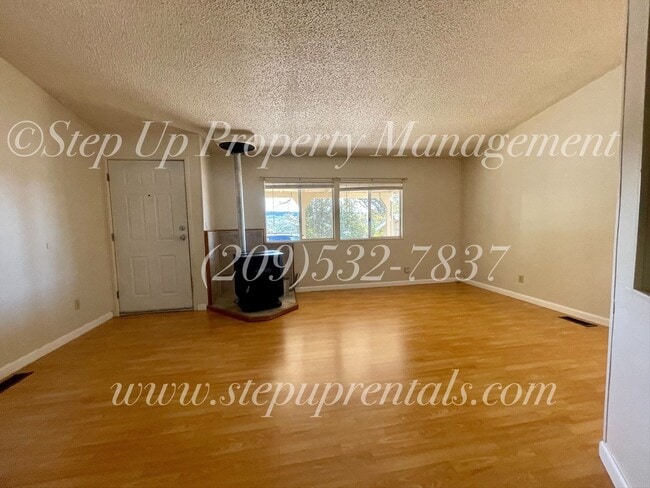 Building Photo - 2 Bedroom 2 Bath Manufactured Home With Wa...