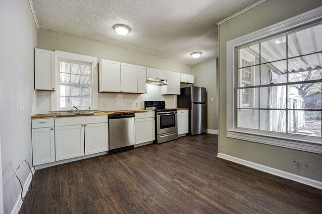 Building Photo - Freshly Updated 3 Bedroom Home