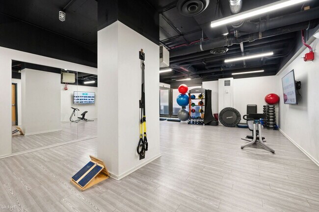 Building Photo - 2020 N Lincoln Park W