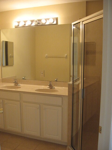 Building Photo - Cypress Landing 8205