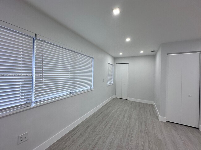 Building Photo - 215 Zamora Ave